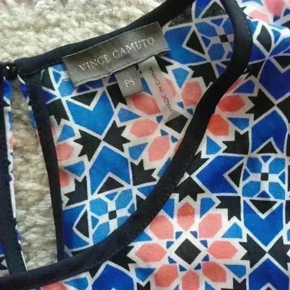 Vince Camuto Geographic Flower Sleeveless Top PS - Picture 3 of 9